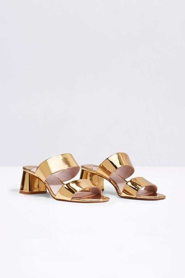 Sandalias doradas de tacón medio y ancho de Cortefiel (rebajadas a 39.99 euros).