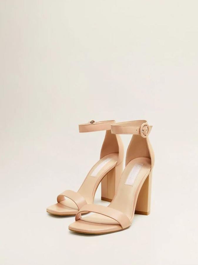 Sandalias color nude con tacón ancho de Mango (39.99 euros).