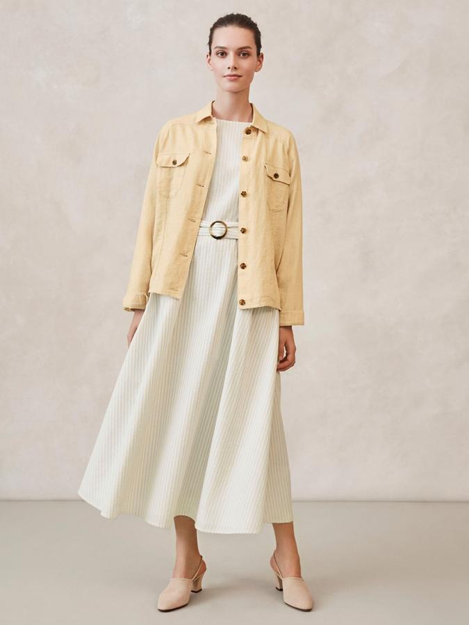 Un conjunto 'casual chic' de entretiempo con vestido midi y cazadora vaquera con color (cpv en Uniqlo).