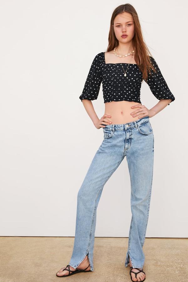 Top drapeado y corto con el escote recto y la manga por debajo del codo. Lleva un elástico de nido de abeja en la espalda y cierrea en un lateral con una cremallera oculta (22,95 euros).