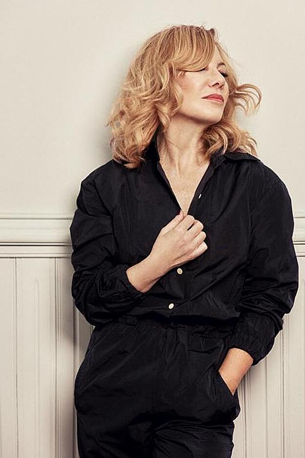 La actriz lleva un mono de Betolaza.