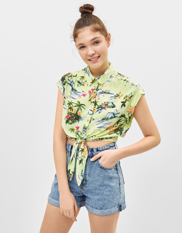 Sin mangas, con fondo verde y paisaje 100% hawaiano. Este modelo es de Bershka (15,99 euros).