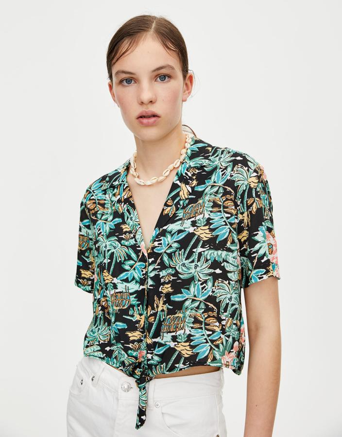 Con fondo negro y tonos verdes y azules, de  Pull&Bear (17,99 euros) .