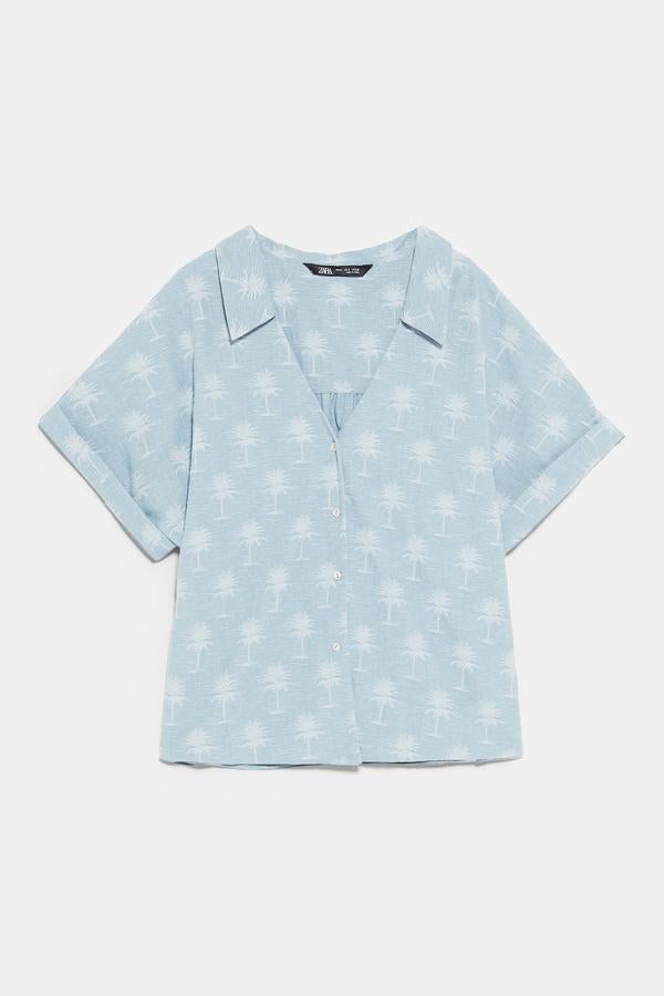 En versión denim, con discretas palmeras, de Zara (22,95 euros).