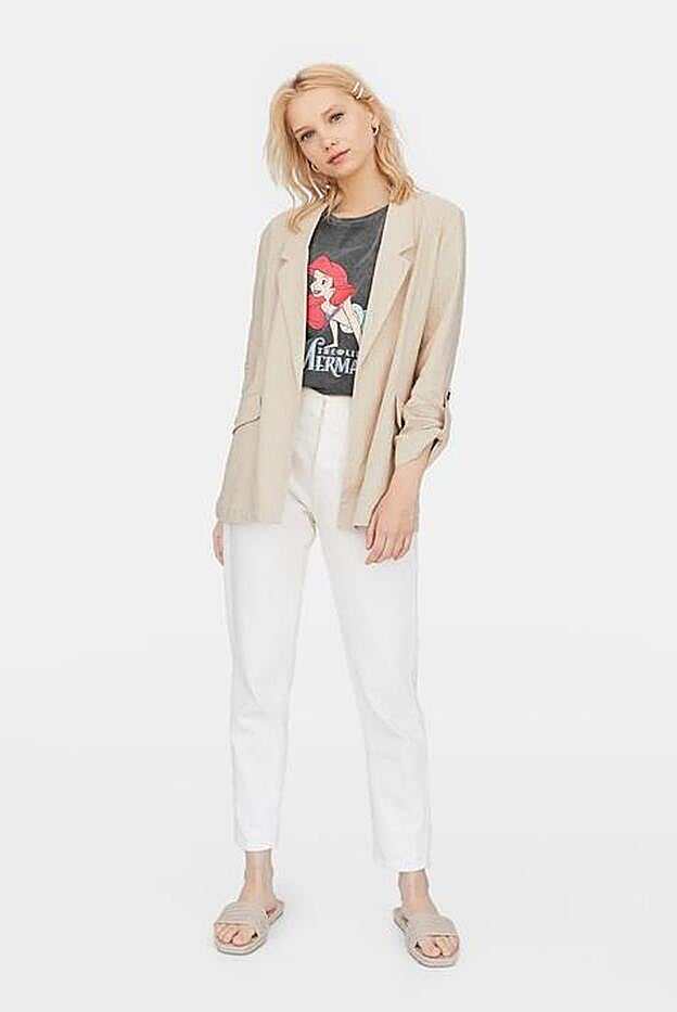 La camiseta de La Sirenita de Stradivarius le dará a tus looks más sencillos el toque divertido. Cuesta 12,99 euros.