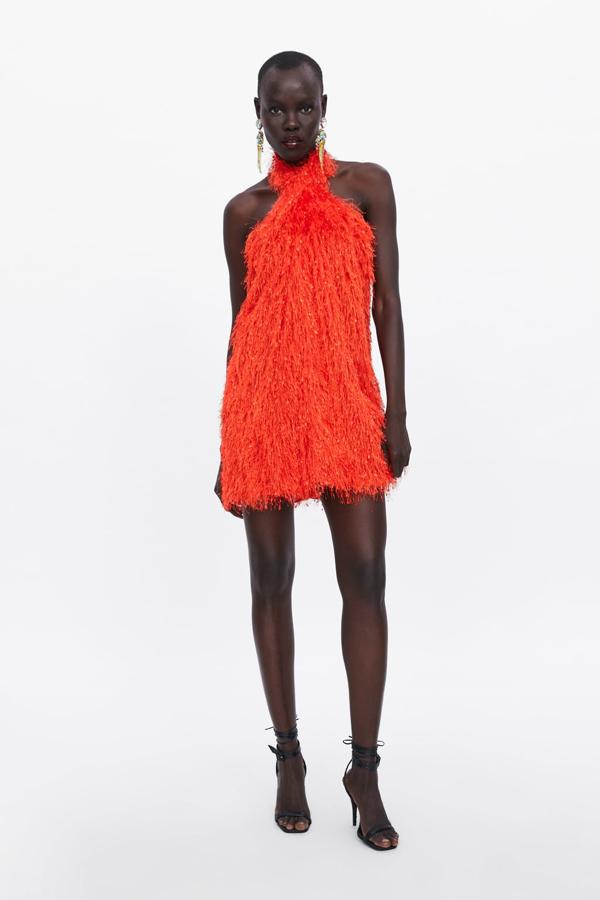 Vestido de flecos con cuello halter en color naranja, 39,95 euros.