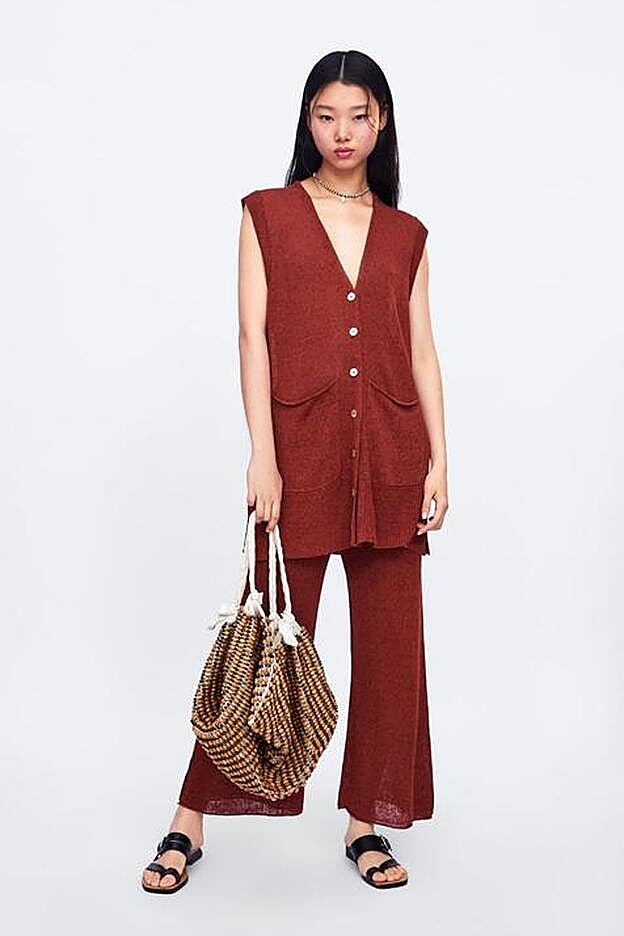 Conjunto de chaleco con aberturas (25,95 euros) y pantalón culotte de punto en color teja (25,95 euros).