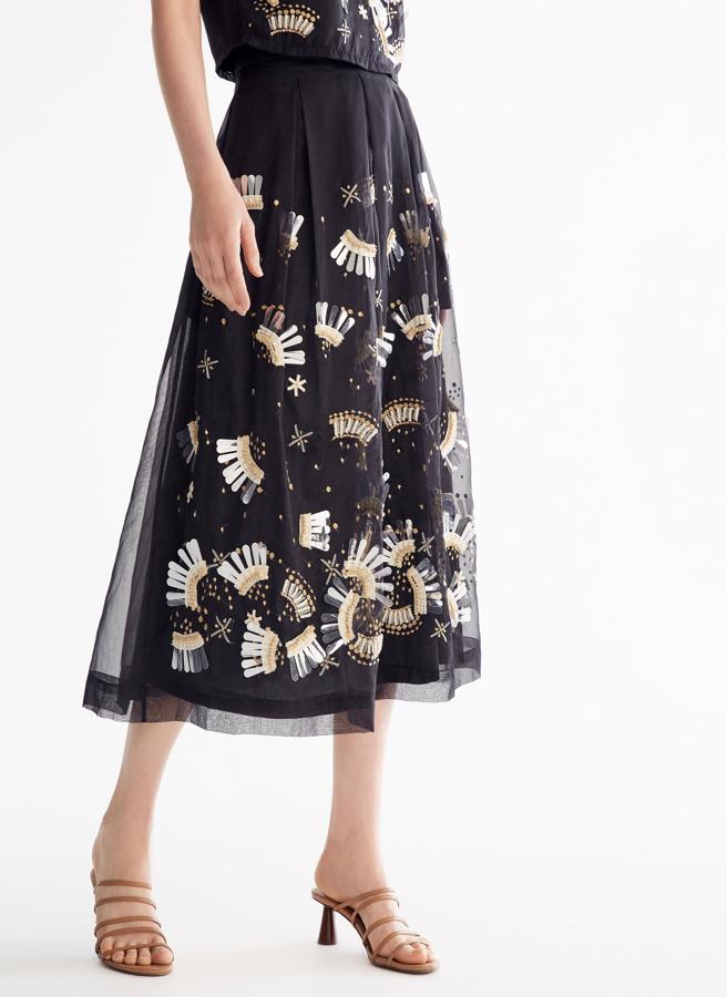Si te gustan las prendas especiales, esta es tu falda. De tejido de organza con aplicaciones, es perfecta para una boda de tarde (99 euros).