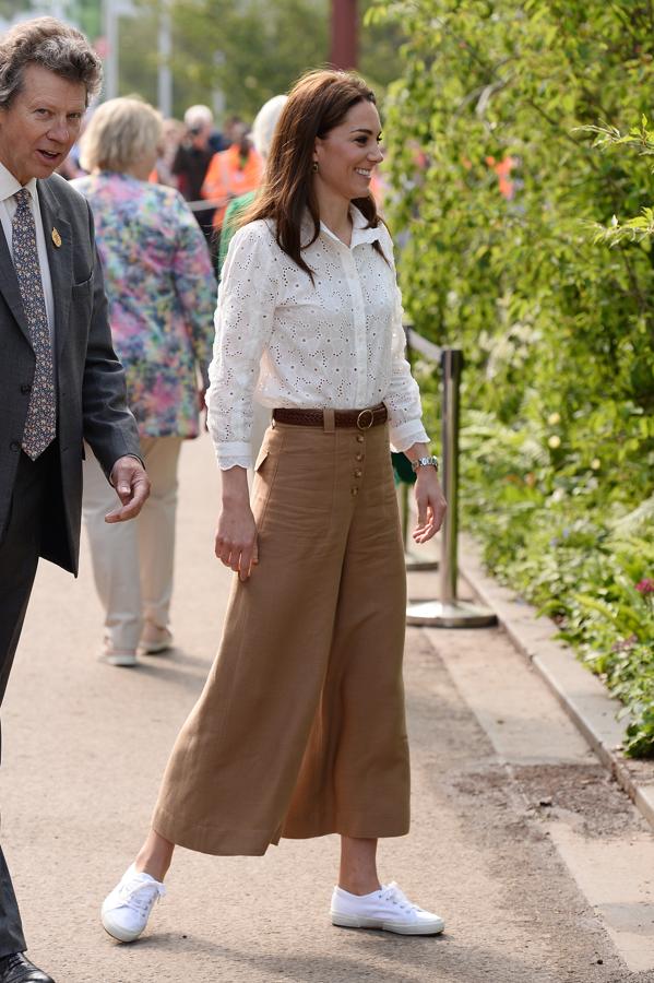 Kate Middleton nos ha mostrado su versión más 'casual' en el Chelsea Flower Show, y tenemos que reconocer que nos encanta. La Duquesa de Cambridge, además, se marcó un Letizia y convirtió una pieza 'low cost' de firma española en la clave de su look de día.