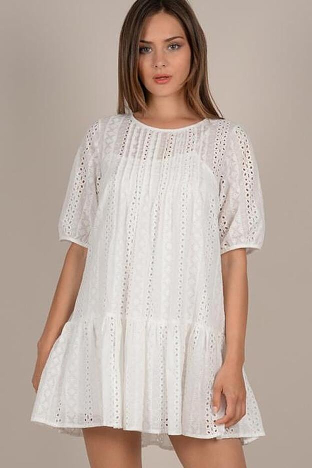 El vestido blanco decorado con bordado inglés de Molly Bracken.