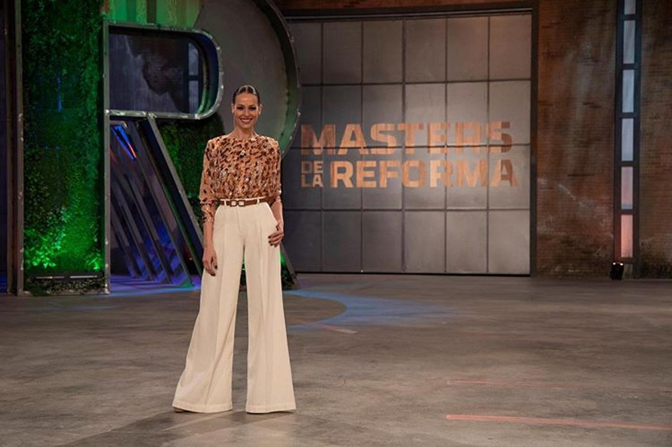 Eva González apareció en 'Másters de la reforma' con un look súper favorecedor en el que la clave del acierto de estilo de la presentadora vuelve a estar en un  pantalón que hace más delgada . Esta ocasión, se trata de un pantalón palazzo en color blanco roto que consigue marcar y afinar la cintura, disimula caderas y hace unas piernas más largas. ¿Se puede pedir más? Pues sí, que sea 'low cost', como las opciones que hemos encontrado en Zara, Mango, H&M, Sfera y Massimo Dutti.