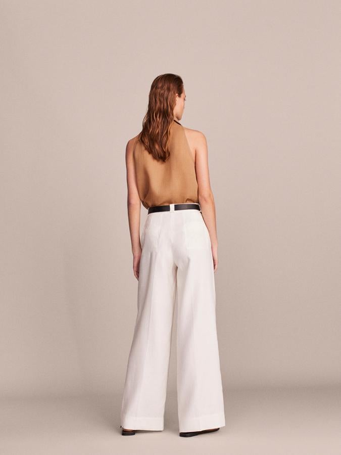 Pantalones blanco palazzo con cintura marcada de Massimo Dutti (69.99 euros).
