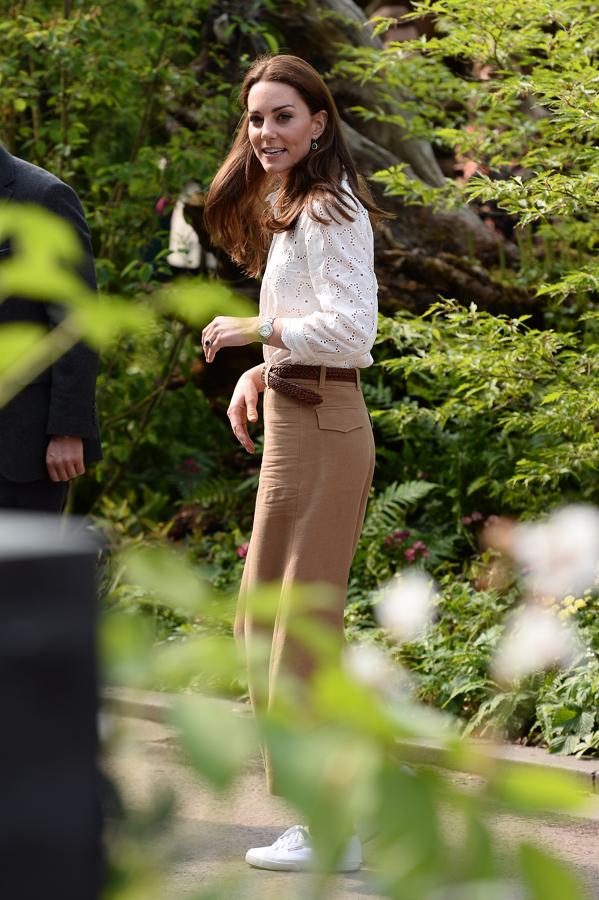 En este caso, Kate Middleton ha combinado sus pantalones culotte de Massimo Dutti con una blusa blanca de encaje ingles de M.i.h. Jeans (295 euros) y unas sencillas zapatillas de lona de Superga, el modelo clásico 2750, que cuestan 60 euros.