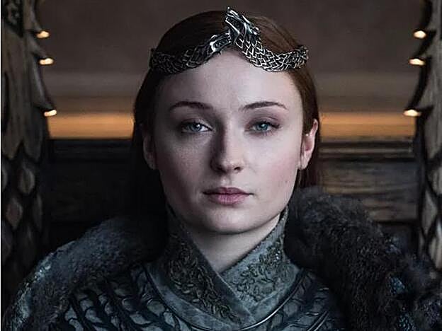 Esta imagen pertenece a al coronación de Sasa Stark como Reina del Norte, en el último capítulo de Juego de tronos.