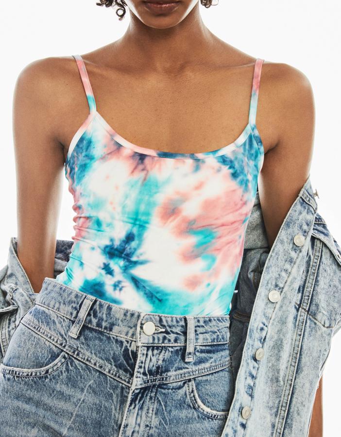 El estampado más impactante del verano, el tie-dye, en versión body. Ahora cuesta 6,99 euros.