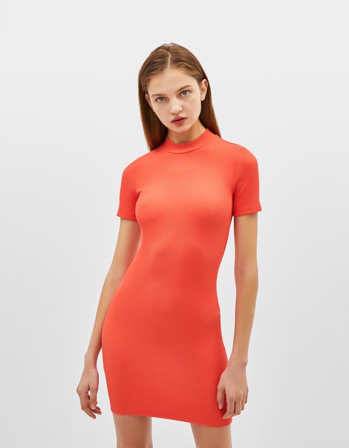 El vestido más sexy del verano es este de canalé, ajustado y en un tono que resaltará tu moreno. Está a 11,19 euros.