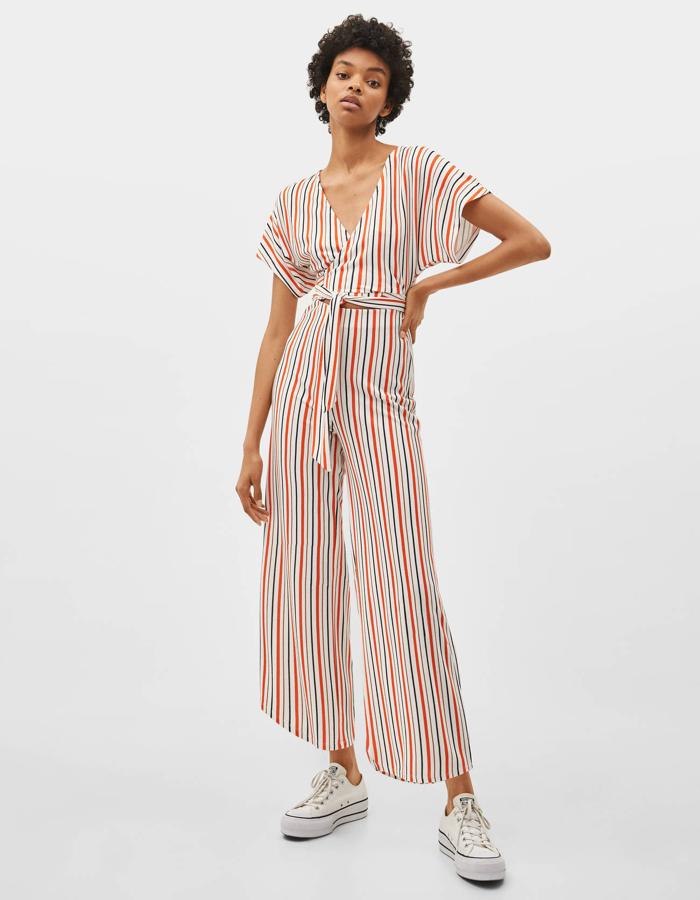 Un mono es la prenda comodín perfecta que no puede faltar en tu maleta de vacaciones. Este cuesta 16,09 en las rebajas de Bershka.