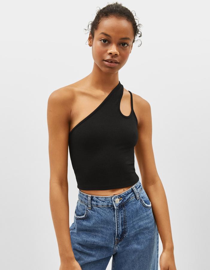 Un top asimétrico como  el que ha lucido ya Úrsula Corberó  y que en Bershka cuesta 4,99 euros.