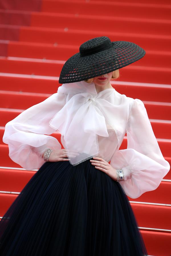 En Cannes, Elle Fanning nos ha transportado a otra época con su su 'total look' de Dior y nos ha hecho soñar con el glamour y la elegancia de las décadas doradas de la Alta Costura.