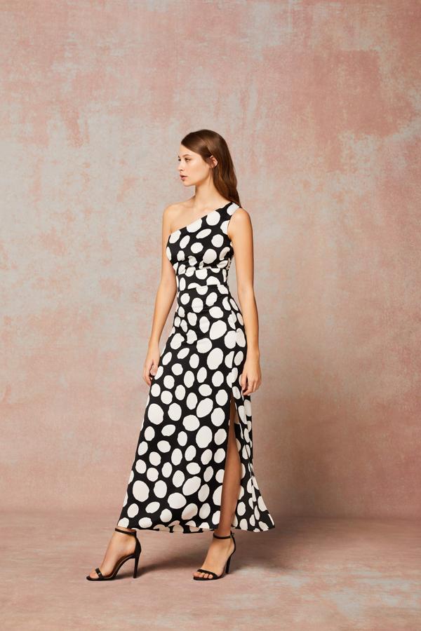 Los lunares son el estampado tendencia de esta temporada, y los de  este vestido 'black&white' de Truth&Fable , sumados a su escote asimétrico y su abertura en la falda, convierten a este vestido (65 euros en Amazon) en una de nuestras opciones favoritas para las bodas de noche de este verano.
