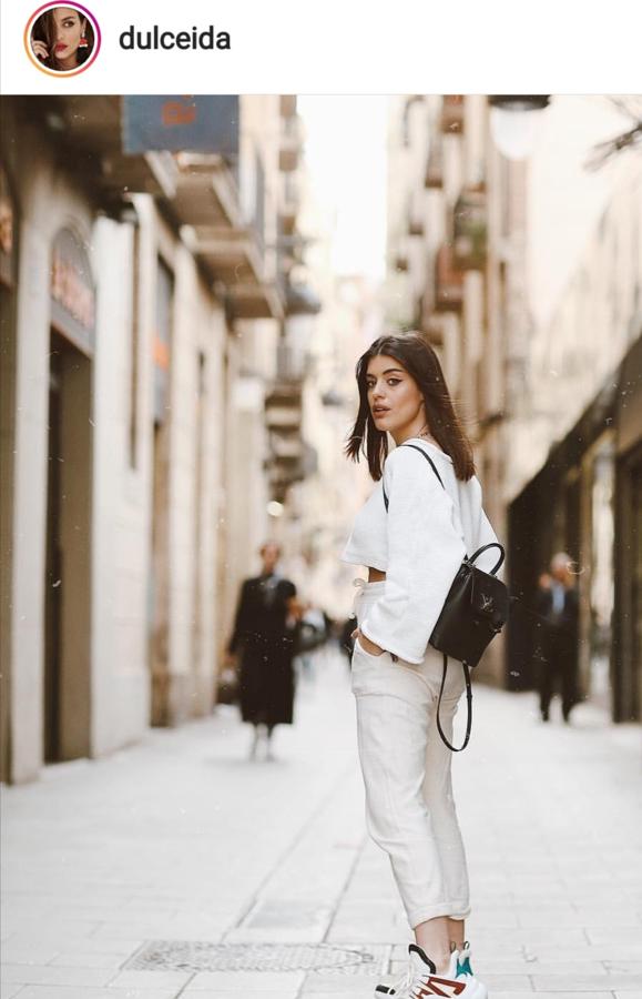 Dulceida es una fan de este tipo de looks total white, como este que lució hace semanas con sudadera cropped y pantalones tipo chandal ¡la comodidad personificada!