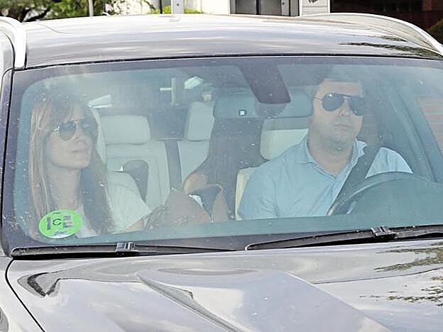 Isabel Jiménez junto a su marido a su llegada al hospital para visitar a Sara Carbonero tras ser operada por un cáncer de ovario.