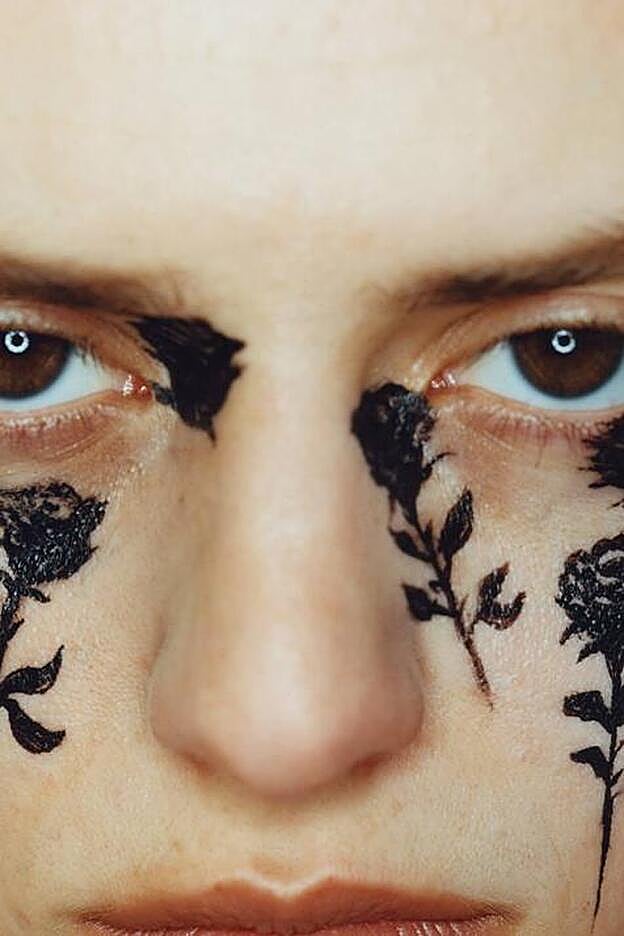 La idea de recurrir a pequeños dibujos en tinta negra como alternativa del maquillaje no nos parece tan descabellada.