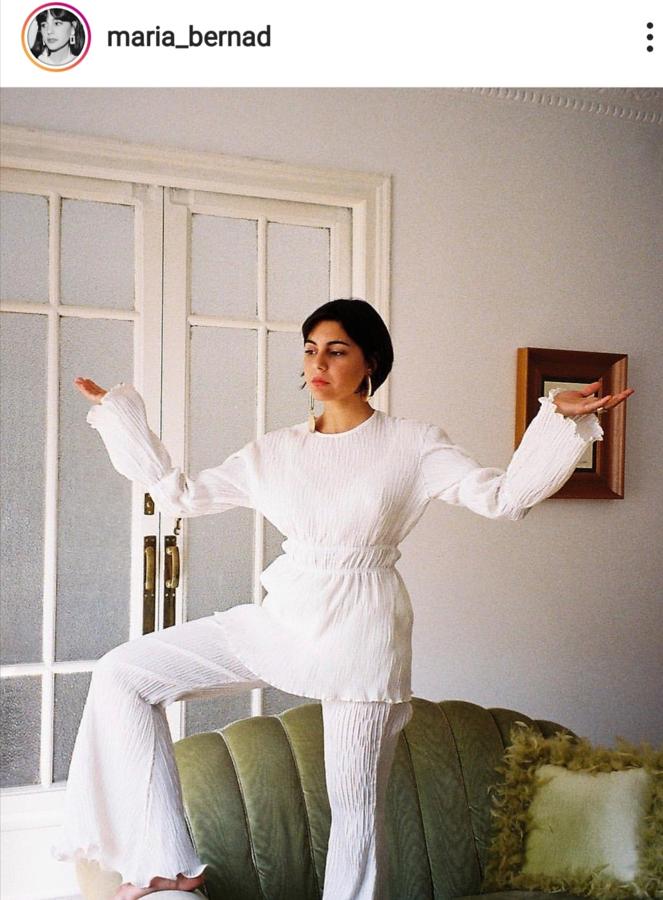 María Bernard eligió este conjunto de pantalón acampanado y blusa a juego con diseño fruncido en color blanco.