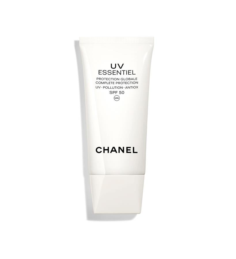 Enriquecido con ingredientes antioxidantes y anticontaminantes naturales, proporciona una protección, tanto del sol como de la luz azul, al tiempo que mantiene niveles de humedad de la piel óptimos. Además, previene la aparición de signos de edad, manchas de pigmentación, arrugas y sequedad.  UV Essentiel de Chanel  (55 €).