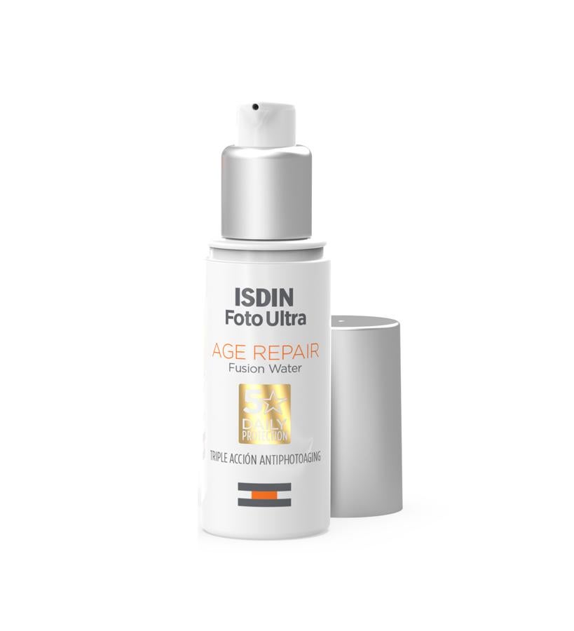 A pesar de su textura ultraligera proporciona triple acción antifotoenvejecimiento: protege de los rayos UVB/UVA, repara el daño solar acumulado a nivel celular y revierte los signos visibles del fotoenvejecimiento. Es apto para pieles sensibles, resistente al agua y no pica en los ojos.  Fotoultra ISdin Age Repair de Isdin  (27,55 €).