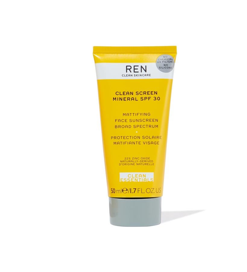 Este protector solar facial de uso diario proporciona protección solar UVA/UVB en acabado mate. Es perfecto para personas con piel grasa ya que matifica, fija el maquillaje y no contiene siliconas, con lo que previene el acné. Es vegano, el 50% del tubo está fabricado con plástico reciclado postconsumo y el tapón es 100% reciclado.  Clean Screen Mineral SPF 30 de Ren  (34 €).
