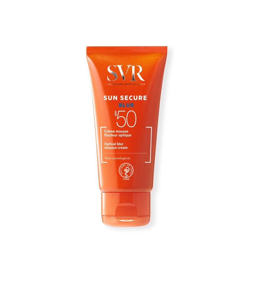 Esta crema mousse es un producto híbrido entre base de maquillaje y protección solar, adecuado para todo tipo de pieles. Difumina imperfecciones y unifica la tez, creando un efecto aterciopelado. Su textura se vuelve invisible sobre la piel, haciéndola perfecta tanto para la ciudad como para la playa.  Sun Secure Blur SPF50 de SVR  (19,90 €).