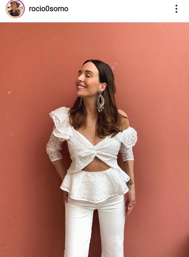 Rocío Osorno se decanta por este top de Asos con detalles de encaje a juego con unos jeans en color blanco.
