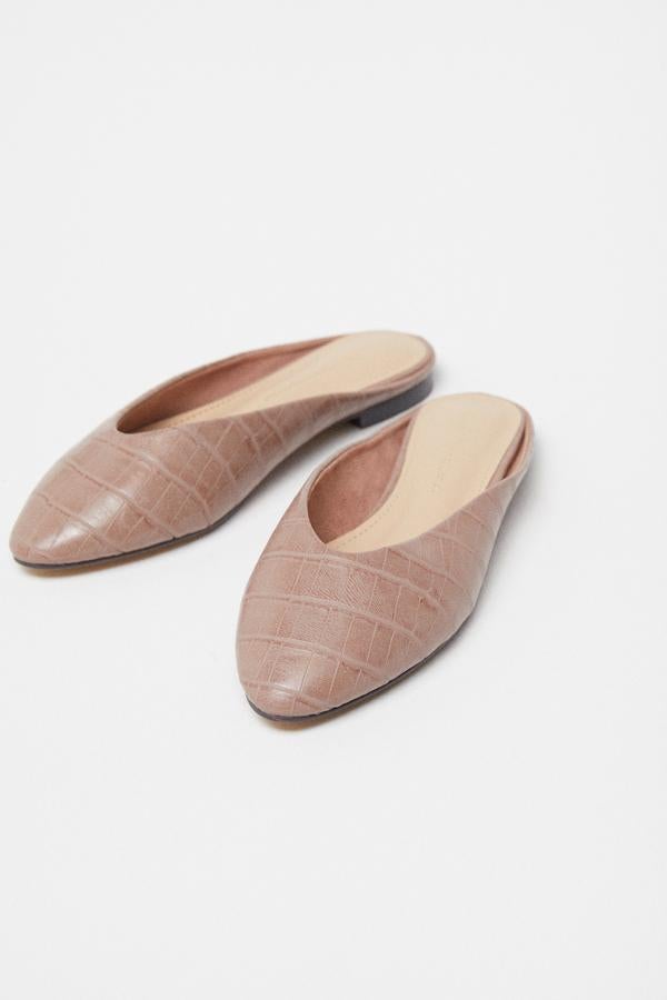 Estas babuchas escotadas en color nude son de Sfera y cuestan 16.99 euros.