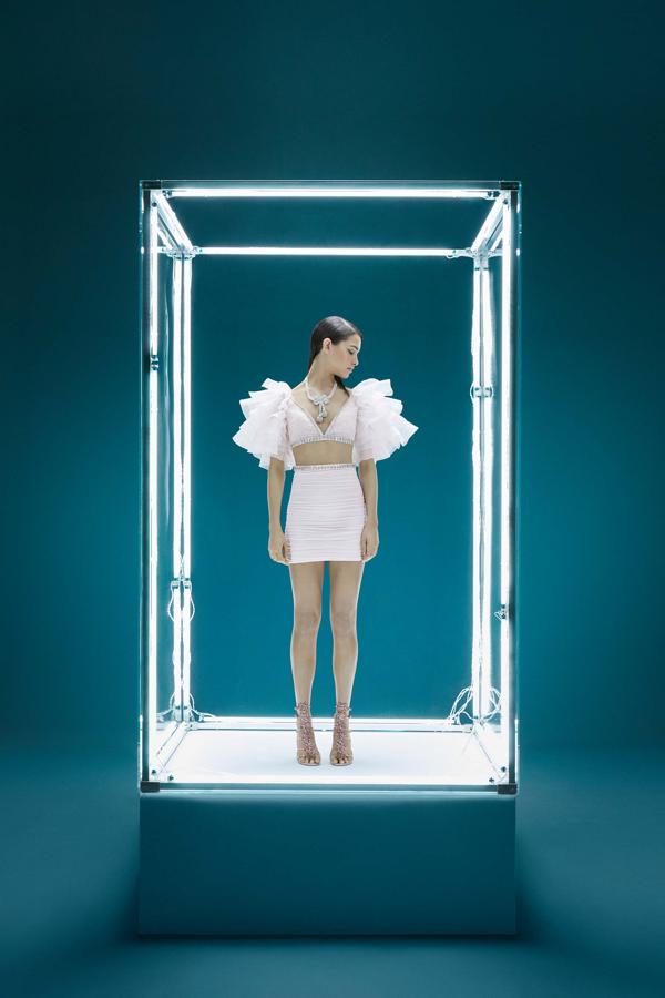 El conjunto de Bianca Brandolini ha está formado por un top con mangas de tul con volumen (129 euros) y mini falda drapeada (99 euros) de la colección de Giambattista Valli x H&M.