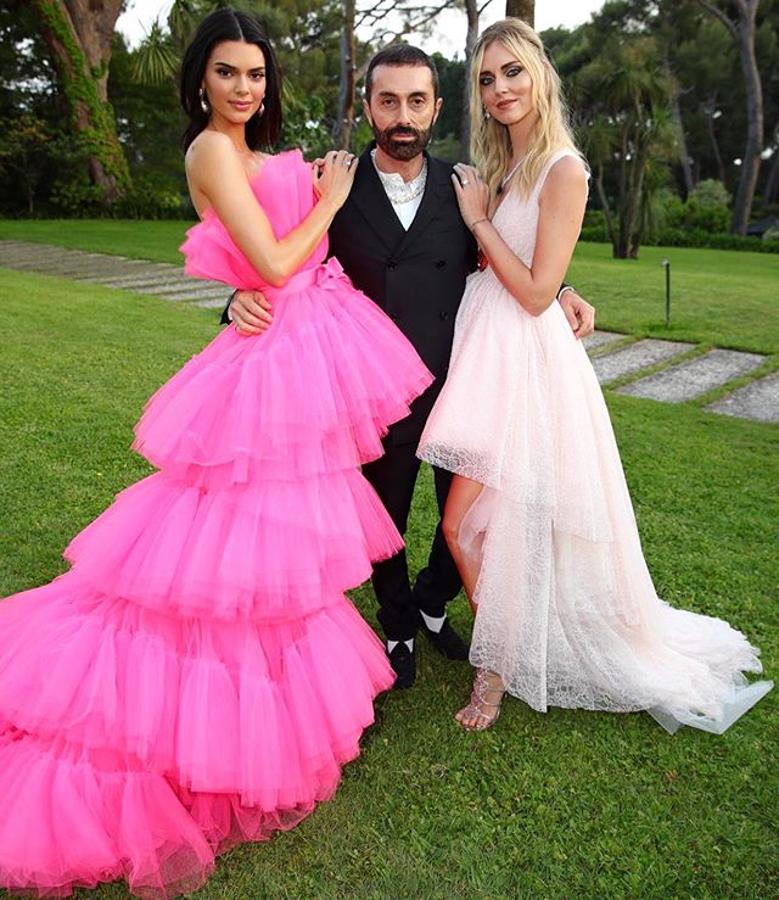 Kendall Jenner y Chiara Ferragni con diseños de la pre colección de Giambattista Valli x H&M en la Gala amFAR del Festival de Cannes.