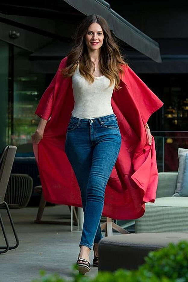 La actriz Elena Ballesteros luce prendas de Paloma Lajud