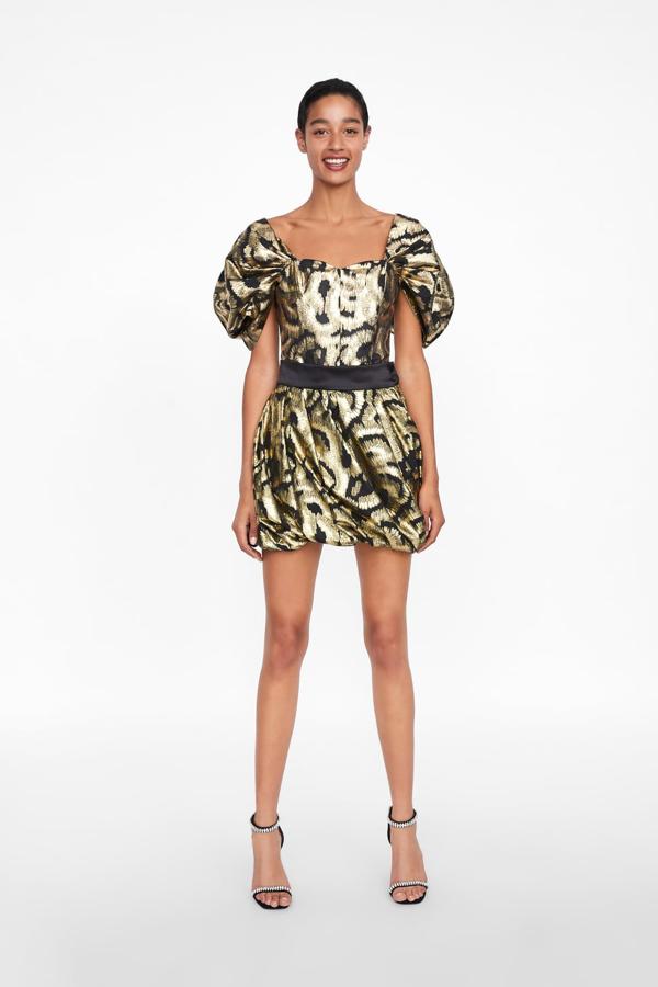 Parece un vestido, por son dos piezas: una falda mini con cintura combinada a contraste y bajo acabado con volumen (49,95 euros) y un top corto a juego con la manga corta abullonada (39,95 euros).