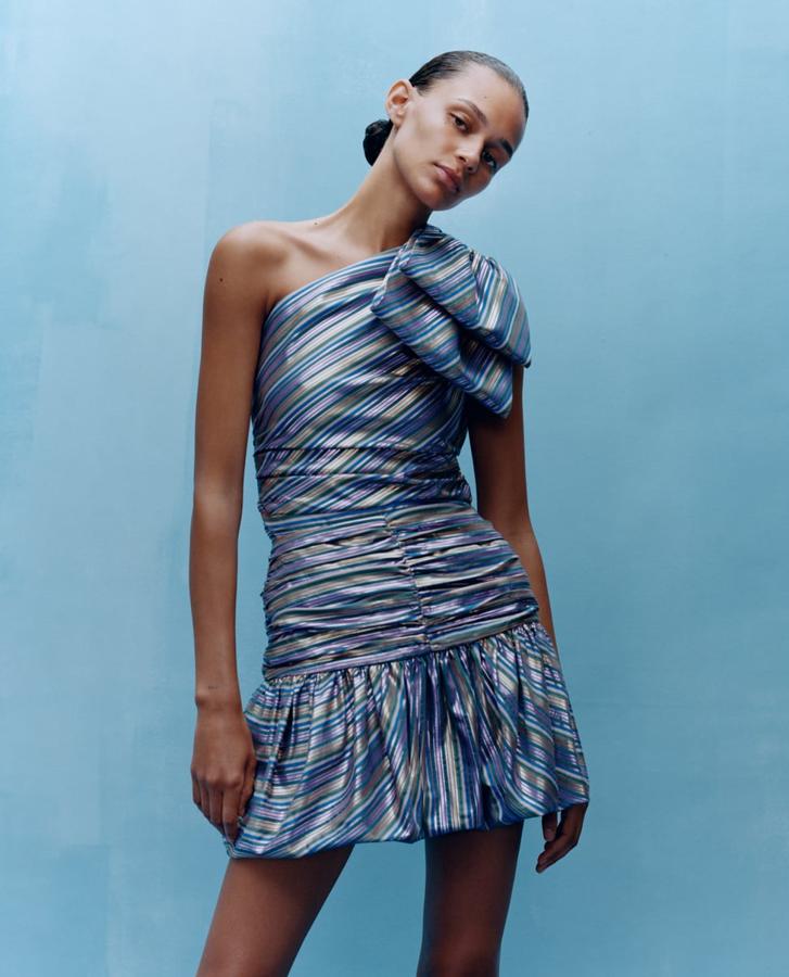 Cuerpo asimétrico con detalle de lazo en hombro, pliegues en los laterales y cremallera oculta en el costado (39,95 euros) y falda con detalle de pliegues y bajo abullonado acabado en evasé (39,95 euros).