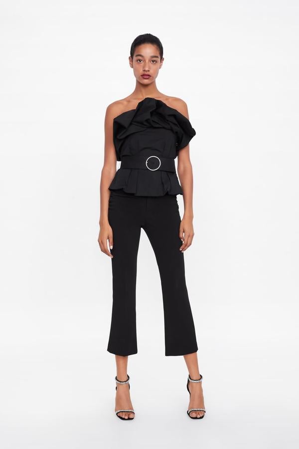 Cuerpo entallado con escote elástico recto y hombros descubiertos. Lleva un cinturón combinado a tono con hebilla metálica. Cierra en el lateral con una cremallera oculta en la costura (49,95 euros).