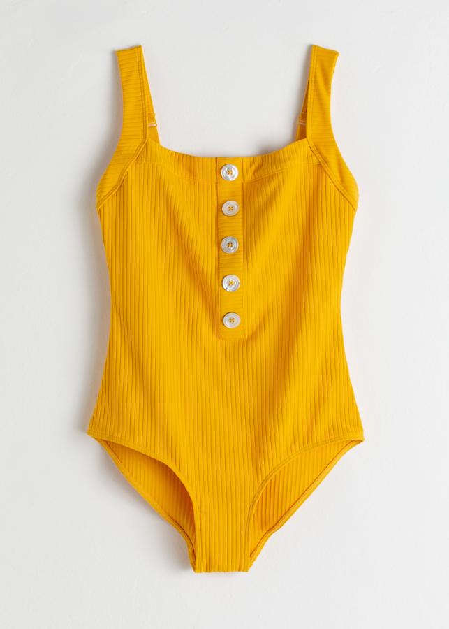 De canalé, en un tono amarillo fuerte, este bañador se puede llevar también como body con unos pantalones palazzo o una minifalda vaquera. Le sacarás mucho partido (59 euros).