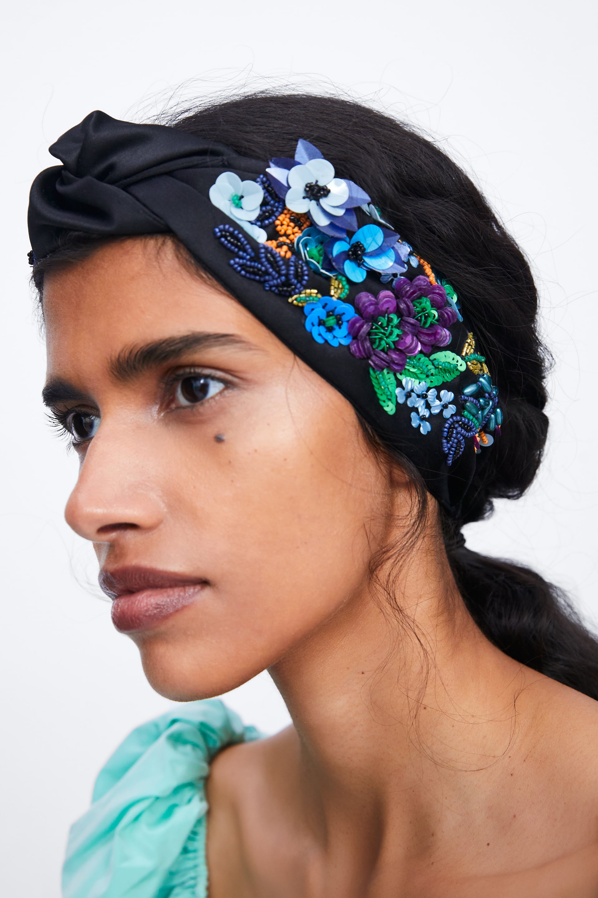 Turbante con bordado joya (15.95 euros en Zara).