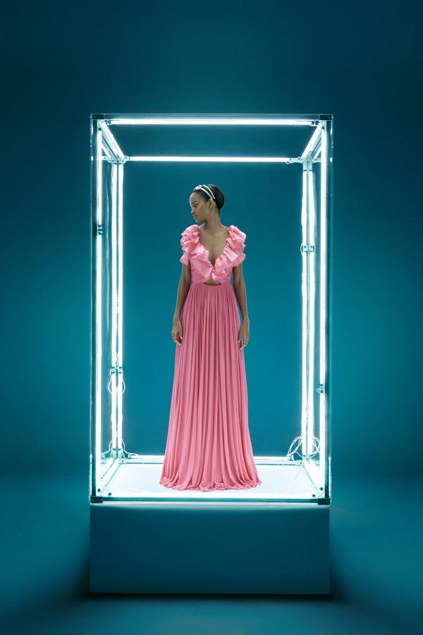 Este vestido rosa fresa con volantes en el pronunciado escote es de la colección de Giambattista Valli x H&M y cuesta 199 euros.