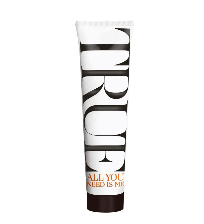 Ocupa poco y tiene superpoderes, ¿qué más se puede pedir? Es superhidratante, calma irritaciones y rojeces, hidrata los labios, suaviza las manos y los pies, alivia quemaduras solares, trata picaduras de insectos y pequeños cortes o rozaduras (26 €).