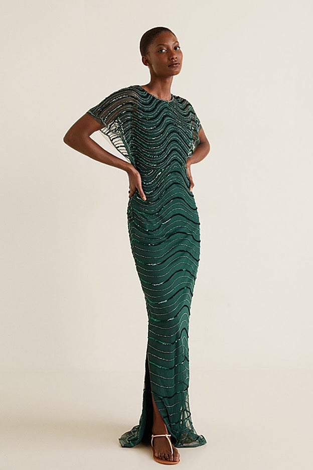 Vestido largo con aplicación de lentejuelas de Mango.