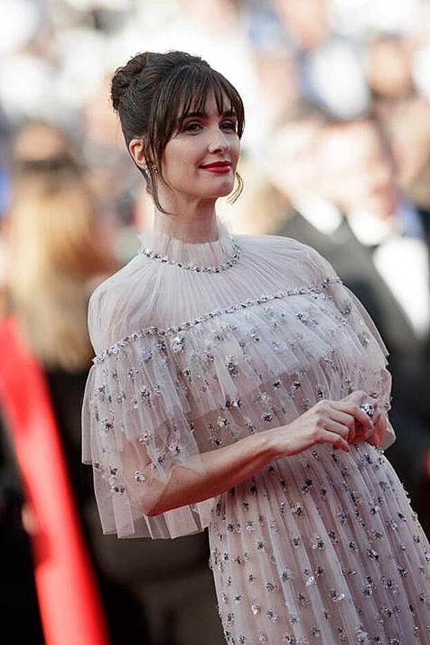 Paz Vega apostó por un sencillo recogido con flequillo y mechones sueltos para asistir al Festival de Cine de Cannes.