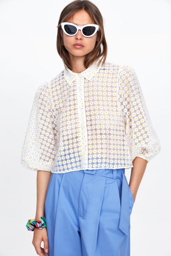 Hace semanas que consideramos  esta blusa de organza blanca  con estampado de margaritas como una de las más bonitas que hemos visto en el 'lookbook' de Zara en los últimos meses. Y según pasa el tiempo, más nos reafirmamos...  Precio: 29.95 euros  en  Zara .