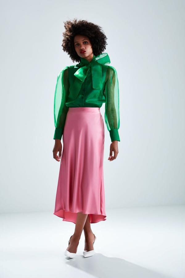 En verde hierba, la blusa de organza con detalle de lazo al cuello también es una maravilla...  Cuesta 39.95 euros  en  Zara .