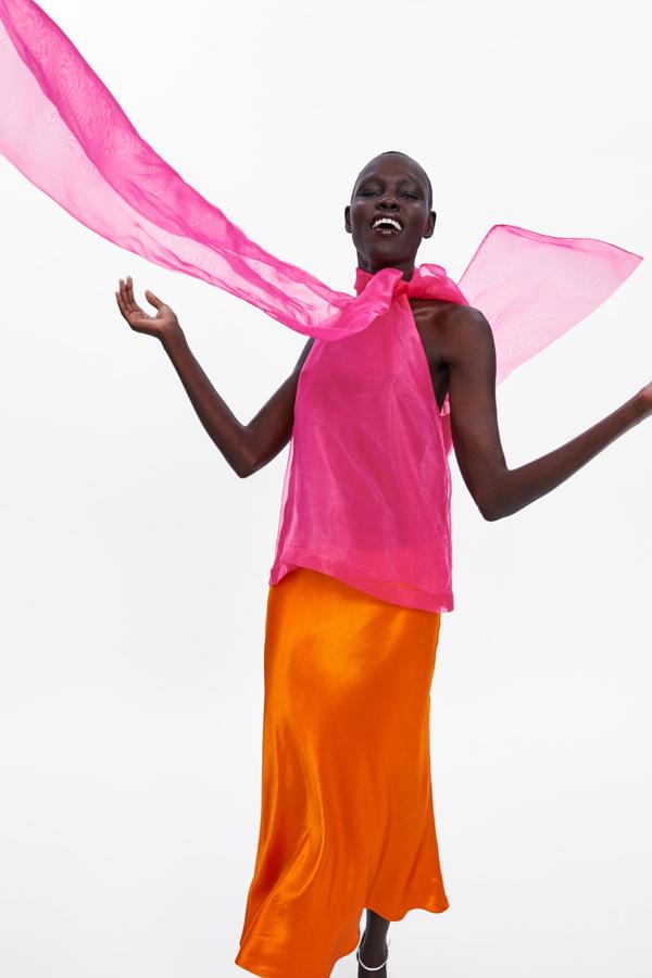 Y esta blusa de organza, también en fucsia y con maxi lazo remantando su escote 'halter', aportará color y glamour a tus looks más especiales.  Precio: 39.95 euros  en  Zara .