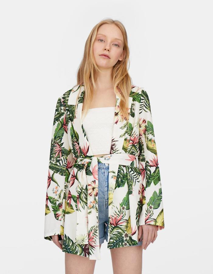 Americana tipo kimono, con cinturón y solapas (19,99 euros).